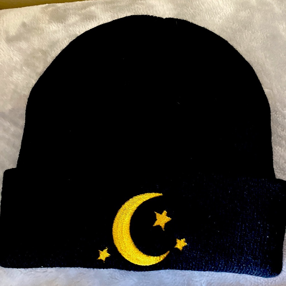 Black moon hat